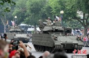 摇卦免费美国纪念陆军成立250周年阅兵仪式在华盛顿举行