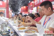 摇卦免费“嗦粉”经济火热 中国多地“食力”出圈